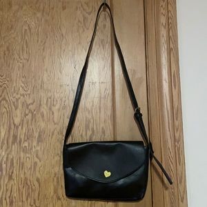 NWOT black crossbody shoulder purse with heart closure